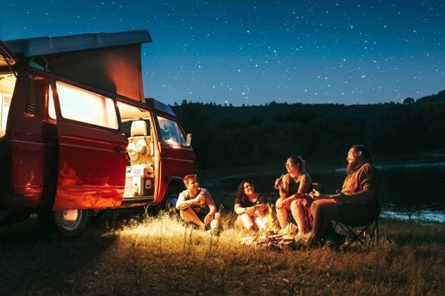 IMAGO Creative: Herbst, Abend am Lagerfeuer urlaub,abenteuer,freunde,outdoor,camping,campingbus,ferien,abenteuerlich,erlebnis,wagnis,befreundet,freund,freundschaft,draussen,draußen,freiluft,campen,lagern,zelten,bus,fahrzeug *** vacation,adventure,friends,outdoor,camping,campervan,vacations,adventures,friend,outdoors,camp,camper,campervans,caravan,caravans,mobile home,motor home,motorhome,motorhomes 539-i4u ,model released, Symbolfoto