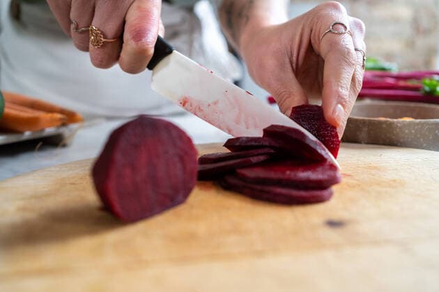 schneiden,schneidebrett,küchenmesser,rote bete,durchschneiden,brett,küchenbrett,küchenbretter,schneidbrett,schneidbretter,schneidebretter,messer,rote beete,rote rübe,rote rüben *** cutting,cutting board,knife,beetroot,cutting boards,knifes,beetroots 539-ibf