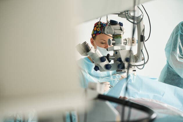IMAGO Creative: Lokalhelden - Gesundheits- und Rettungskräfte medizintechnik,augenoperation,op-mikroskop,operation *** medical,medicals 539-j99 ,model released, Symbolfoto