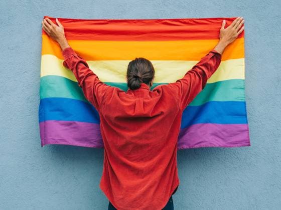 IMAGO Creative: 2022 Favoriten Creative Highlights Symbolbilder solidarität,homosexuell,regenbogenfahne,lgbt,gay,homo,homosexualität,lgbtq,schwul,regenbogenfahnen *** solidarity,homosexual,rainbow flag,solidarities,gay,homosexuals,lgbt,rainbow flags 539-jny ,model released, Symbolfoto