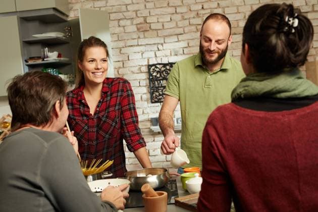 zuhause,kochen,gemeinsam,freunde,häusliches leben,zu hause,gemeinschaftlich,miteinander,zusammen,befreundet,freund,freundschaft *** home,cooking,together,friends,homes,to cook,togethers,friend gqy-jp1 ,model released, Symbolfoto