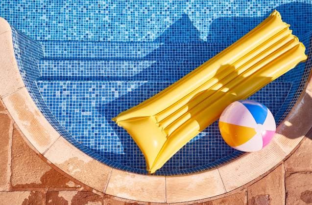 ball,pool,wasserball,luftmatratze,bälle,schwimmbad,schwimmbecken,swimming pool,swimmingpool,wasserbälle,luftmatratzen *** ball,pool,beach ball,pool raft,balls,pools,wooden post,beach balls,pool rafts mmq-125r