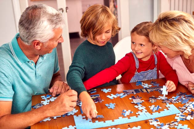 zuhause,puzzle,großeltern,enkelkinder,häusliches leben,zu hause,puzzel,puzzles,puzzlespiel,grosseltern,enkel,enkelin,enkelinnen,enkelkind,kids *** home,jigsaw puzzle,grandparent,grandchildren,homes,jigsaw puzzles,grandparents,grandchildrens mmq-12s1 ,model released, Symbolfoto