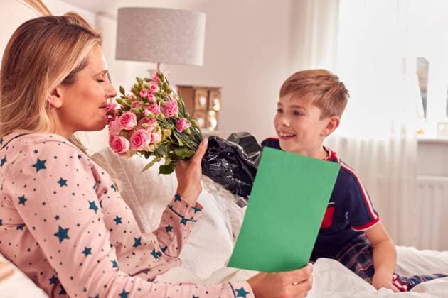 mutter,glücklich,blumenstrauß,muttertag,sohn,homonym,mama,mütter,glück,glücklichsein,blumen,blumenstrauss,blumensträusse,blumensträuße,strauß,sträuße,söhne *** mother,happy,bouquet,mothers day,son,mom,mothers,mum,happies,bouquets,mothers days,sons mmq-134w ,model released, Symbolfoto