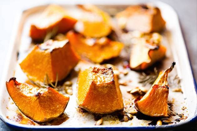 IMAGO Creative: Herbst, Kulinarische Klassiker kürbis,gebacken,cucurbitaceae,kürbisse *** squash,baked,squashs,bakeds mpd-kwn