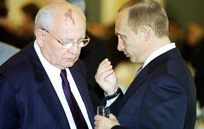 Russia Gorbachev Death 8264014 11.06.2002 On this June 11, 2002 file photo Russian President Vladimir Putin and former USSR President Mikhail Gorbachev at a reception on celebrating the state holiday Day of Russia, the Grand Kremlin Palace. The ex-president of the USSR has died at the age of 91 after a serious and long illness on the evening of August 30. Sergey Velichkin Sputnik Moscow Russia  Copyright: xSergeyxVelichkinx