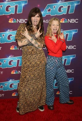 30 August 2022 - Pasadena, California - Harper Akudama with her mother Hanna Lumber. Red Carpet For America s Got Talent Season 17 Live Show held at the Sheraton Pasadena Hotel in Pasadena. Photo Credit: AdMedia 283579 2022-08-30 CA Pasadena Etats-Unis  Copyright: xAdMediax STAR_283579_037