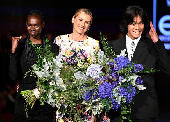 Entertainment Bilder des Tages Schwarzkopf Elite Model Look 2022 Wettbewerb in Prag MAJDA JOHN PETER, left, from South Sudan and SERGI SHAN, right, from Spain are winners of the world final Schwarzkopf Elite Model Look 2022 competition in Prague, Czech Republic, August 30, 2022. Centre is DANIELA PESTOVA, former model. (CTKxPhoto MichaelaxRihova) CTKPhotoP2022083009581  mir 2