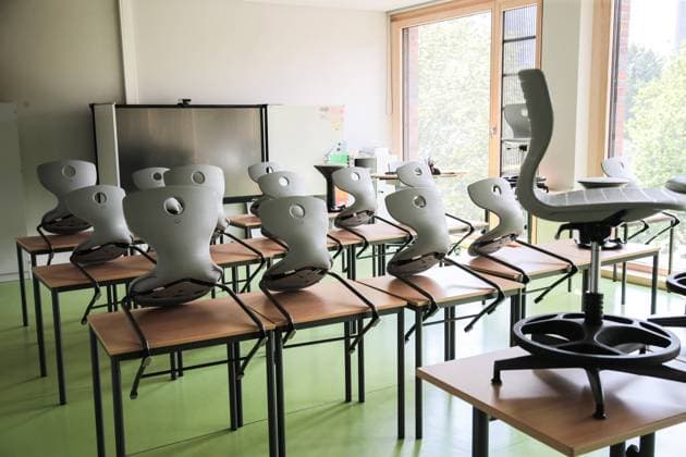 hochgestellte stühle in einem klassenraum der gemeinschaftsschule campus efeuweg hochgestellte stühle in einem klassenraum der gemeinschaftsschule campus efeuweg *** upright chairs in a classroom of the community school campus ivyway upright chairs in a classroom of the community school campus ivyway