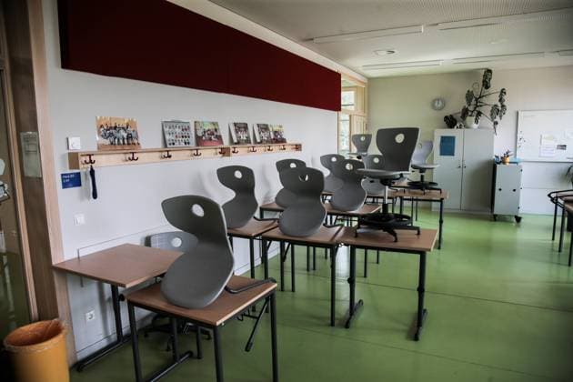 hochgestellte stühle in einem klassenraum der gemeinschaftsschule campus efeuweg hochgestellte stühle in einem klassenraum der gemeinschaftsschule campus efeuweg *** upright chairs in a classroom of the community school campus ivyway upright chairs in a classroom of the community school campus ivyway