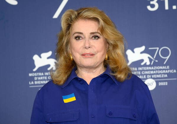 Filmfestspiele in Venedig, Catherine Deneuve Photocall - Verleihung Goldener Löwe Lebenswerk August 31, 2022, VENICE: French actress Catherine Deneuve poses at a photocall at the 79th annual Venice Film Festival, in Venice, Italy, 31 August 2022. The day before, Deneuve received the Golden Lion for Lifetime Achievement Award at the festival that runs from 31 August to 10 September 2022. ANSA CLAUDIO ONORATI VENICE  - ZUMAa110 20220831_zaf_a110_015 Copyright: xClaudioxOnoratix
