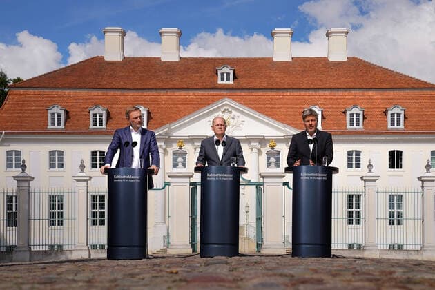 News Themen der Woche KW35 News Bilder des Tages Abschlusspressekonferenz nach der Klausurtagung des Bundeskabinetts auf Schloss Meseberg Aktuell, 31.08.2022 Schloss Meseberg, Bundesfinanzminister Christian Lindner (FDP) gemeinsam mit Bundeskanzler Olaf Scholz (SPD) und Wirtschafts- und Klimaminister Robert Habeck (Gruene) bei der Presseunterrichtung nach der Klausurtagung des Bundeskabinetts auf Schloss Meseberg Meseberg Brandenburg Deutschland *** Final press briefing after the closed meeting of the Federal Cabinet at Meseberg Castle Current, 31 08 2022 Meseberg Castle, Federal Finance Minister Christian Lindner FDP together with Chancellor Olaf Scholz SPD and Economy and Climate Minister Robert Habeck Gruene at the press briefing after the closed meeting of the Federal Cabinet at Mese