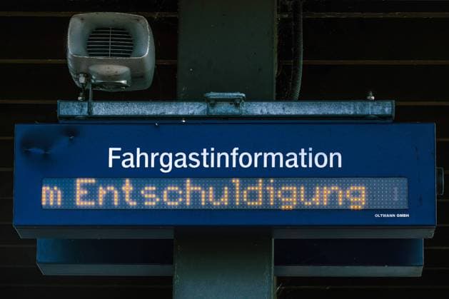 Düsseldorf 31.09.2022 Zugausfall S-Bahn liegengeblieben Panne FR Kaarst Bahnsteig Entschuldigung Anzeige Anzeigetafel Infotafel Leuchttafel Laufband Lautsprecher Fahrgastinformation Nahverkehr ÖPNV DB Deutsche Bahn 9-Euro-Ticket Bahninfrastruktur Düsseldorf Nordrhein-Westfalen Deutschland *** Dusseldorf 31 09 2022 train breakdown S Bahn broken down FR Kaarst platform excuse display information board light board ticker loudspeaker passenger information local traffic ÖPNV DB Deutsche Bahn 9 Euro ticket railroad infrastructure Dusseldorf North Rhine Westphalia Germany