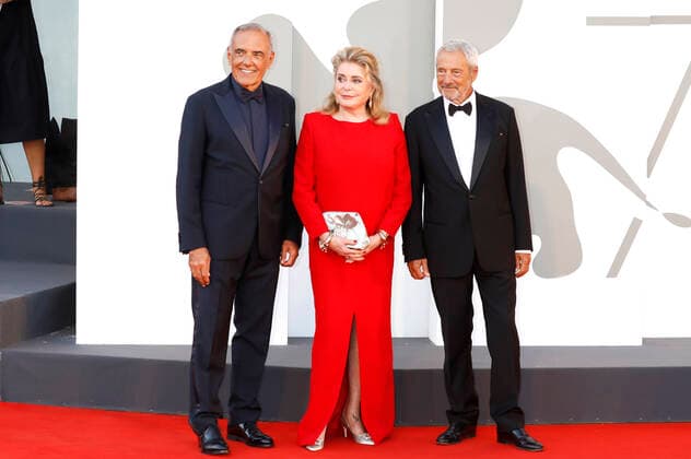 Alberto Barbera, Catherine Deneuve and Roberto Cicutto at the Opening Ceremony with the premiere of the Netflix film White Noise at the Biennale di Venezia 2022 79 Venice International Film Festival at Palazzo del Cinema Venice, 31 08 2022. Foto:xD.xBedrosianx xFuturexImage