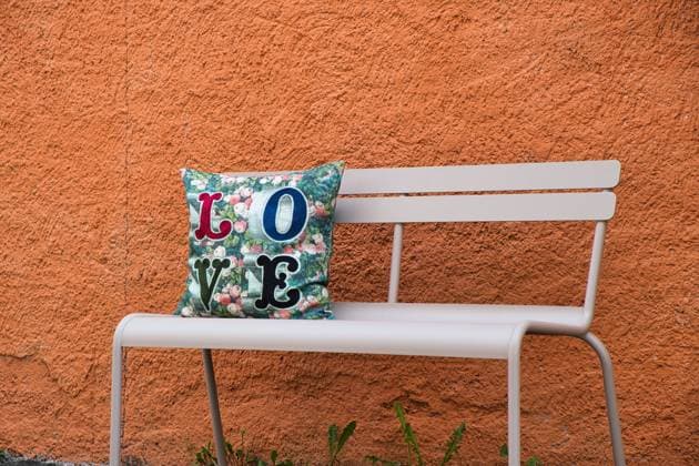 Bank und Kissen mit Schriftzug LOVE *** Bench and cushion with writing LOVE