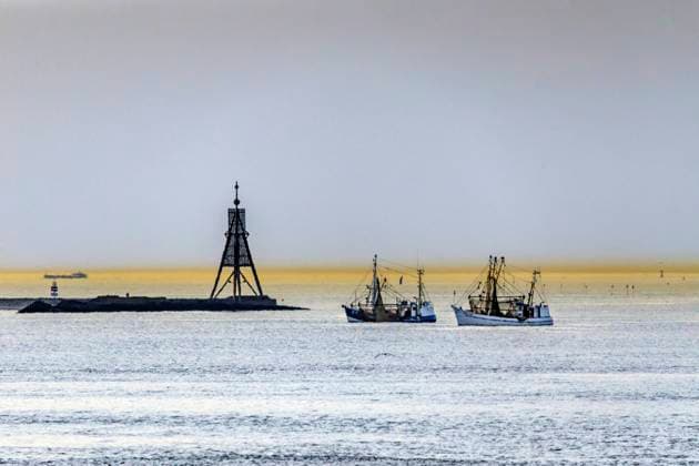 Blick auf die Nordsee an der Elbmündung am Abend, links die Kugelbake in Cuxhaven *** View of the North Sea at the mouth of the Elbe in the evening, on the left the Kugelbake in Cuxhaven