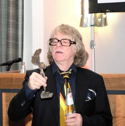 01 09 2022 xkhx Kassel Annual award by the BrücknerKühnner Foundation and the City of Kassel Helge Schneider will receive the Kassel Literature Prize for grotesque humor in 2022 Picture shows Helge Schneider looking at the prize in advance