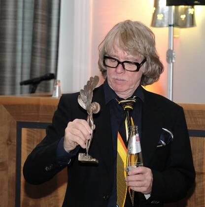 01 09 2022 xkhx Kassel Annual award by the BrücknerKühnner Foundation and the City of Kassel Helge Schneider will receive the Kassel Literature Prize for grotesque humor in 2022 Picture shows Helge Schneider looking at the prize in advance