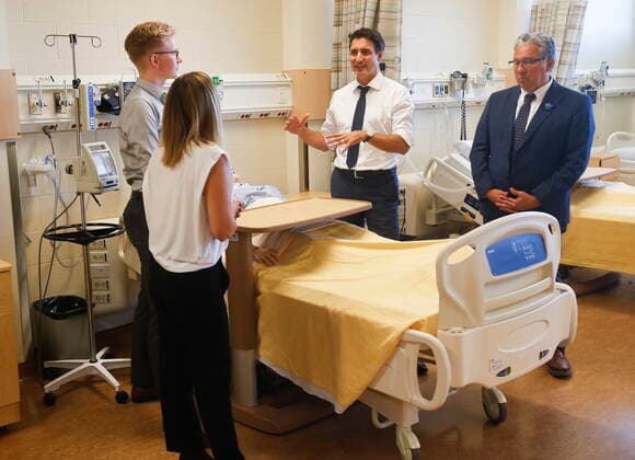 September 1, 2022, WINNIPEG, MANITOBA, CANADA: Prime Minister Justin Trudeau and Minister of Northern Affairs, Dan Vandal, visit with nursing students, Rene Piche and Diane Pineau, at the School of Nursing in the St Boniface University in Winnipeg, Thursday, September 1, 2022. WINNIPEG CANADA - ZUMAc35_ 20220901_zaf_c35_025 Copyright: xJohnxWoodsx