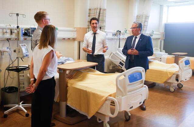 September 1, 2022, WINNIPEG, MANITOBA, CANADA: Prime Minister Justin Trudeau and Minister of Northern Affairs, Dan Vandal, visit with nursing students, Rene Piche and Diane Pineau, at the School of Nursing in the St Boniface University in Winnipeg, Thursday, September 1, 2022. WINNIPEG CANADA - ZUMAc35_ 20220901_zaf_c35_024 Copyright: xJohnxWoodsx