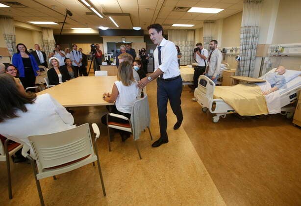 September 1, 2022, WINNIPEG, MANITOBA, CANADA: Prime Minister Justin Trudeau visits with nursing students at the School of Nursing in the St Boniface University in Winnipeg, Thursday, September 1, 2022. WINNIPEG CANADA  - ZUMAc35_ 20220901_zaf_c35_027 Copyright: xJohnxWoodsx