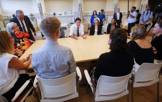 September 1, 2022, WINNIPEG, MANITOBA, CANADA: Prime Minister Justin Trudeau visits with nursing students at the School of Nursing in the St Boniface University in Winnipeg, Thursday, September 1, 2022. Trudeau spent the day in Winnipeg. WINNIPEG CANADA  - ZUMAc35_ 20220901_zaf_c35_028 Copyright: xJohnxWoodsx