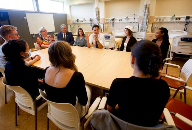 September 1, 2022, WINNIPEG, MANITOBA, CANADA: Prime Minister Justin Trudeau visits with nursing students at the School of Nursing in the St Boniface University in Winnipeg, Thursday, September 1, 2022. WINNIPEG CANADA  - ZUMAc35_ 20220901_zaf_c35_029 Copyright: xJohnxWoodsx
