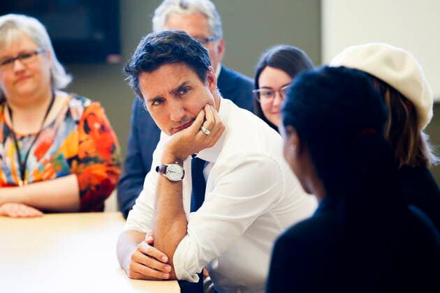 September 1, 2022, WINNIPEG, MANITOBA, CANADA: Prime Minister Justin Trudeau listens to nursing student Djenne Camara at the School of Nursing in the St Boniface University in Winnipeg, Thursday, September 1, 2022. WINNIPEG CANADA  - ZUMAc35_ 20220901_zaf_c35_030 Copyright: xJohnxWoodsx