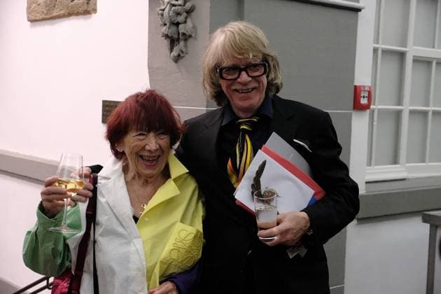 01 09 2022 xkhx Kassel Annual award by the BrücknerKühnner Foundation and the City of Kassel Helge Schneider will receive the Kassel Literature Prize for Grotesque Humor in 2022 Picture shows E R Nele, actually Eva RenÃ e Nele Bode the designer of the prize and prize winner Helge Schneider.