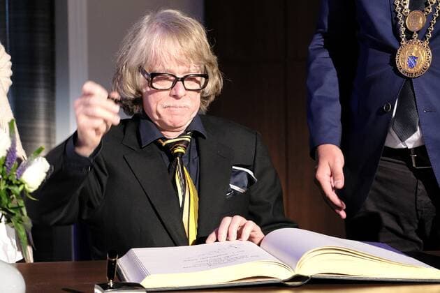 01 09 2022 xkhx Kassel Annual award by the BrücknerKühnner Foundation and the City of Kassel Helge Schneider receives the Kassel Literature Award for Grotesque Humor in 2022 Picture shows award winner Helge Schneider signing the Golden Book of the City of Kassel