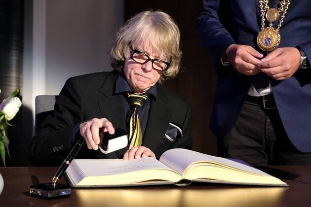 01 09 2022 xkhx Kassel Annual award by the BrücknerKühnner Foundation and the City of Kassel Helge Schneider receives the Kassel Literature Award for Grotesque Humor in 2022 Picture shows award winner Helge Schneider signing the Golden Book of the City of Kassel