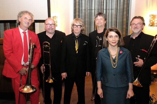 01 09 2022 xkhx Kassel Annual award by the BrücknerKühnner Foundation and the City of Kassel Helge Schneider receives the Kassel Literature Prize for grotesque humor in 2022 Picture shows prize winner Helge Schneider and prize winner AnaÃ¯s Meier with the trombone quartet Kasseler Slide Connection