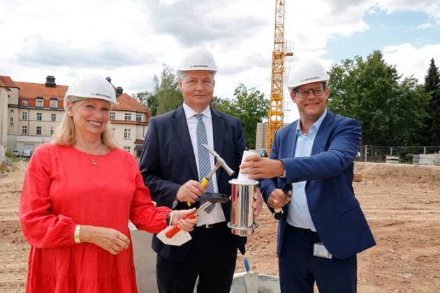 News Themen der Woche KW35 News Bilder des Tages Grundsteinlegung 02.09.2022, Chemnitz, Gesundheitswesen, Grundsteinlegung, Klinikum Chemnitz, SPZ Grundsteinlegung für das neue Sozialpädiatrische Zentrum (SPZ) an der Flemmingstraße 4. Anwesend sind Petra Köpping- Sächsische Staatsministerin für Soziales und Gesellschaftlichen Zusammenhalt, Prof. Dr. Ralf Steinmeier- Medizinischer Geschäftsführer des Klinikums Chemnitz, Kaufm. GF Martin Jonas und Thomas Hohlfeld- Geschäftsführer der Poliklinik gGmbH Chemnitz. Für das Bauvorhaben sind ca. 13,1 Mio Euro geplant, es wird vom Sächsischen Staatsministerium für Soziales und Gesellschaftlichen Zusammenhalt mit 4,06 Mio Euro gefördert. vl: Ministerin Petra Köpping, Med. GF Prof. Dr. Ralf Steinmeier und Kaufm. GF Martin Jonas mit d