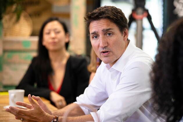 September 2, 2022, Burlington, ON, Canada: Prime Minister Justin Trudeau speaks with families about childcare at Familia Fine Foods in Burlington, Ont. Friday, September 2, 2022. Burlington Canada  - ZUMAc35_ 20220902_zaf_c35_015 Copyright: xNickxIwanyshynx