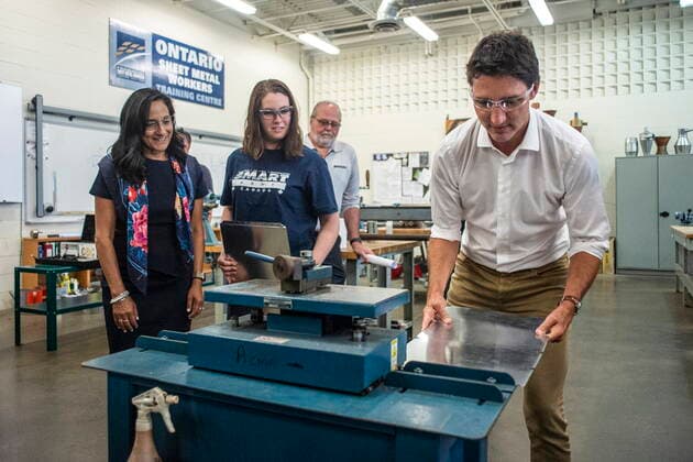 News Bilder des Tages September 2, 2022, Oakville, ON, CANADA: Prime Minister Justin Trudeau operates a machine during a visit to the Ontario Sheet Metal Workers training centre in Oakville on Friday September 2, 2022. Oakville CANADA  - ZUMAc35_ 20220902_zaf_c35_042 Copyright: xEduardoxLimax