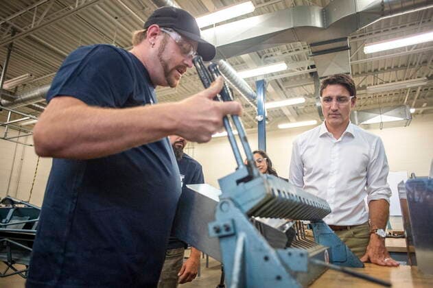 September 2, 2022, Oakville, ON, Canada: Prime Minister Justin Trudeau watches as a sheet metal worker demonstrates a machine during a visit to the Ontario Sheet Metal Workers training centre in Oakville on Friday Sept. 2, 2022. Oakville Canada  - ZUMAc35_ 20220902_zaf_c35_043 Copyright: xEduardoxLimax