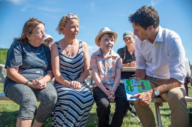 September 2, 2022, Milton, ON, Canada: Prime Minister Justin Trudeau speaks to a family during a tree planting event with local youth in Milton, Ontario on Friday September 2, 2022. Milton Canada  - ZUMAc35_ 20220902_zaf_c35_046 Copyright: xEduardoxLimax