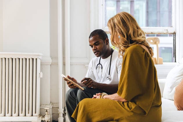 IMAGO Creative: Lokalhelden - Gesundheits- und Rettungskräfte Doctor explaining medical records to patient on ipad New York, New York, United States CR_LIWEEE220831-1037015-01 ,model released, Symbolfoto ,property released