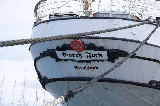 Stralsund, Deutschland 17. Juli 2022: Schriftzug der Gorch Fock I im Hafen von Stralsund, das Segelschulschiff. Wurde bei Blohm & Voss für die Reichsmarine bebaut, den Namen des Schiffs hat es vom Schriftsteller Gorch Fock. Touristen können Schiffsbesichtigungen auf dem Schiff unternehmen. Mecklenburg-Vorpommern *** Stralsund, Germany 17 July 2022 lettering of the Gorch Fock I in the harbor of Stralsund, the sail training ship Was built at Blohm Voss for the Reichsmarine, the name of the ship it has from the writer Gorch Fock tourists can take ship tours on the ship Mecklenburg Western Pomerania Copyright: xFotostandx xGelhotx