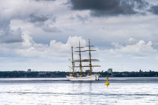 Das Segelschulschiff der Deutschen Marine die Bark Gorch Fock in der Kieler Förde mit dramatischem Himmel in Richtung Ostsee fahrend *** The sail training ship of the German Navy the barque Gorch Fock in the Kiel Fjord with dramatic sky sailing towards the Baltic Sea