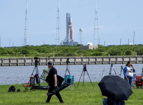 Bilder des Jahres 2022, News 09 September News Themen der Woche KW35 News Bilder des Tages People leave after the launch attempt of Artemis 1, in the background on Launch Pad 39B, was scrubbed at the Kennedy Space Center, Florida on Saturday, September 3, 2022. Artemis 1 was scheduled to orbit the moon as the first step for the United States to send astronauts back to the lunar surface after 50 years.  KSC2022090310 PatxBenic