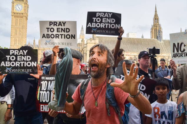 Bilder des Jahres 2022, News 09 September News Themen der Woche KW35 News Bilder des Tages September 3, 2022, London, England, United Kingdom: An anti-abortion protester holds a statue of the Virgin Mary. Pro-choice protesters gathered in Parliament Square as the March For Life, an anti-abortion rally, was taking place. Anti-abortion groups in the UK have been emboldened by the events in USA, with reports suggesting that US interest groups have been financing anti-abortion campaigns in the UK. London United Kingdom - ZUMAv130 20220903_zip_v130_036 Copyright: xVukxValcicx