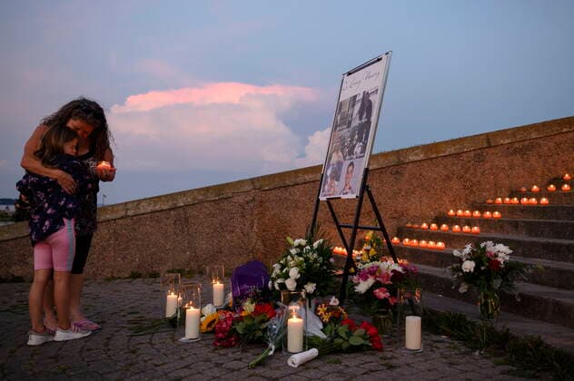 September 3, 2022, Barrie, ON, Canada: Friends, family and community members gather at vigil for six young people killed in a car accident, in Barrie, Ont. on Saturday, September 3, 2022. Barrie Canada  - ZUMAc35_ 20220903_zaf_c35_057 Copyright: xChristopherxKatsarovx
