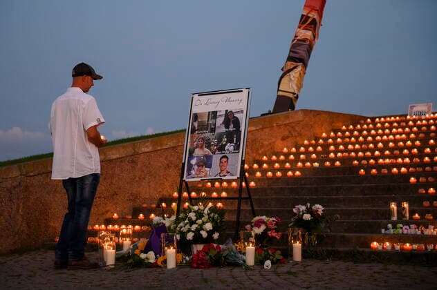 September 3, 2022, Barrie, ON, Canada: Friends, family and community members gather at vigil for six young people killed in a car accident in Barrie, Ontario on Saturday, September 3, 2022. Barrie Canada  - ZUMAc35_ 20220903_zaf_c35_058 Copyright: xChristopherxKatsarovx