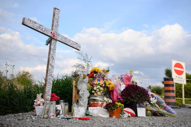 September 3, 2022, Barrie, ON, Canada: Notes and flowers are left at a memorial near the site of an accident that killed six young people in Barrie, Ont. on Saturday, September 3, 2022. Barrie Canada  - ZUMAc35_ 20220903_zaf_c35_061 Copyright: xChristopherxKatsarovx
