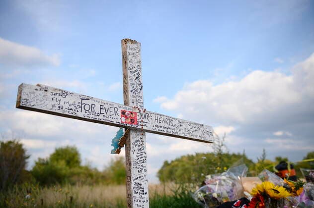 September 3, 2022, Barrie, ON, Canada: Notes and flowers are left at a memorial near the site of an accident that killed six young people in Barrie, Ont. on Saturday, September 3, 2022. Barrie Canada  - ZUMAc35_ 20220903_zaf_c35_063 Copyright: xChristopherxKatsarovx