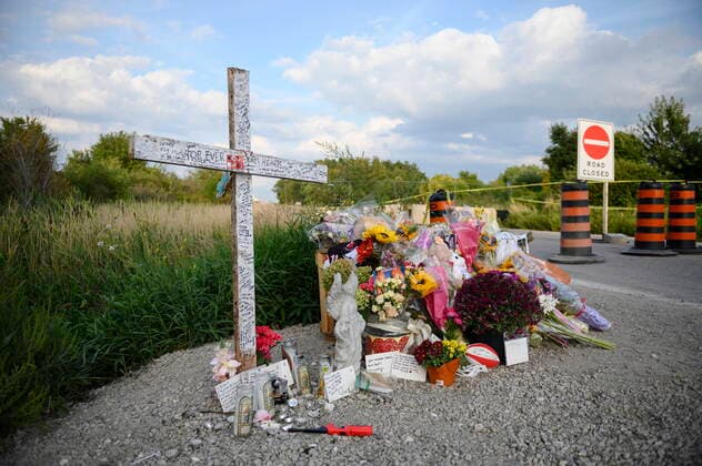 September 3, 2022, Barrie, ON, Canada: Notes and flowers are left at a memorial near the site of an accident that killed six young people in Barrie, Ont., on Saturday, September 3, 2022. Barrie Canada  - ZUMAc35_ 20220903_zaf_c35_062 Copyright: xChristopherxKatsarovx