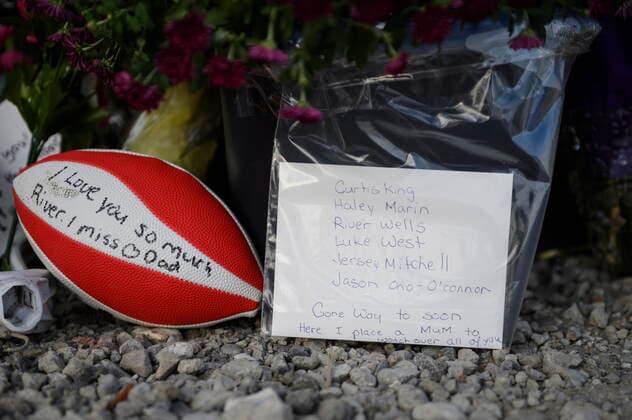 September 3, 2022, Barrie, ON, Canada: Notes and flowers are left at a memorial near the site of an accident that killed six young people in Barrie, Ont, on Saturday, September 3, 2022. Barrie Canada  - ZUMAc35_ 20220903_zaf_c35_065 Copyright: xChristopherxKatsarovx