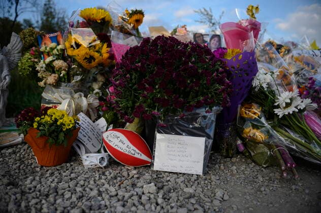 September 3, 2022, Barrie, ON, Canada: Notes and flowers are left at a memorial near the site of an accident that killed six young people in Barrie, Ont. on Saturday, September 3, 2022. Barrie Canada  - ZUMAc35_ 20220903_zaf_c35_064 Copyright: xChristopherxKatsarovx