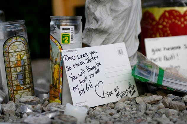 September 3, 2022, Barrie, ON, Canada: Notes and flowers are left at a memorial near the site of an accident that killed six young people in Barrie, Ont. on Saturday, September 3, 2022. Barrie Canada  - ZUMAc35_ 20220903_zaf_c35_066 Copyright: xChristopherxKatsarovx
